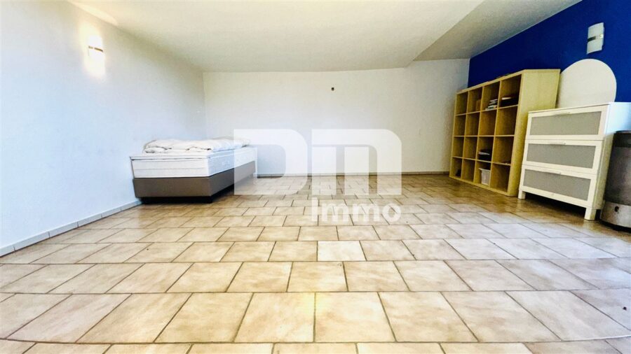 Teilsaniertes Ein - Zweifamilienhaus + Nutzflächen mit Anbau in Traumlage mit Panoramablick - WE2 Nutzfläche Souterrain / Büro - Zugang Terrasse